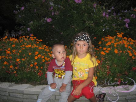 сестричка и братишка.сентябрь 2009г